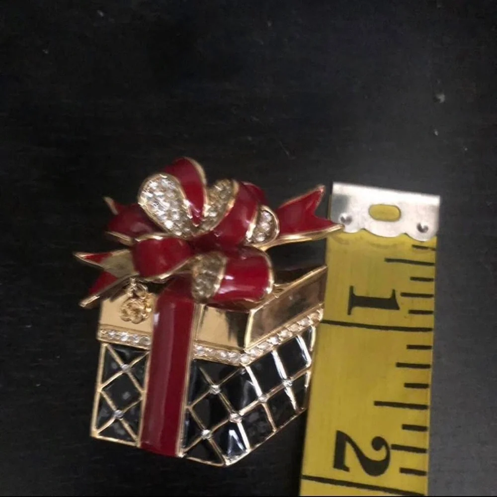 RARE St John festive Christmas Crystals Rhinestones Present Gift Box Brooch Pin